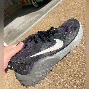 Nike wildhorse trail running shoes size 9, black and grey. Never worn.
